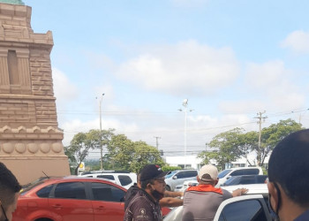 Dupla é presa suspeita de roubar carros no estacionamento da loja Havan